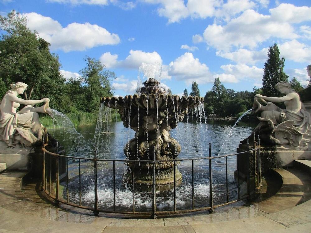Beverley City Лондон Екстериор снимка